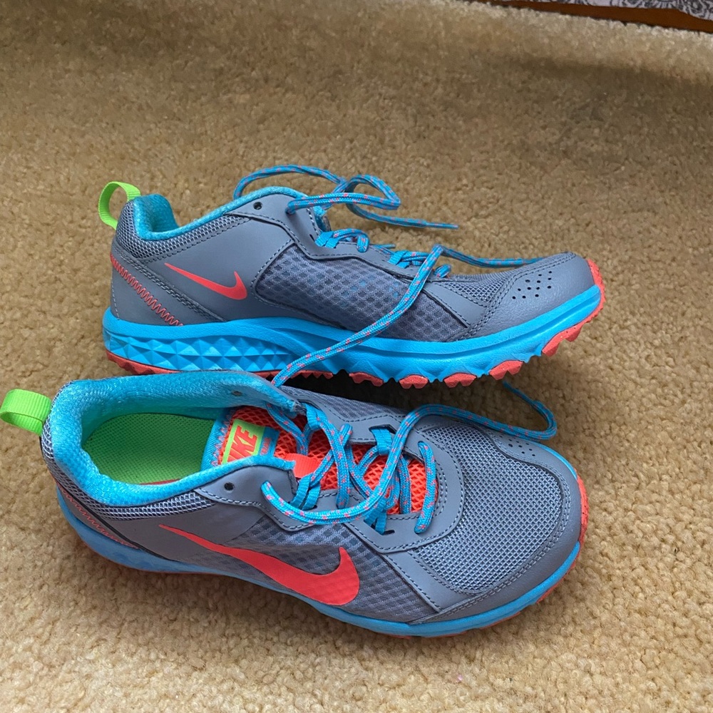 Cute shoes !! Nike! Like brand New !! Size 6 1/2